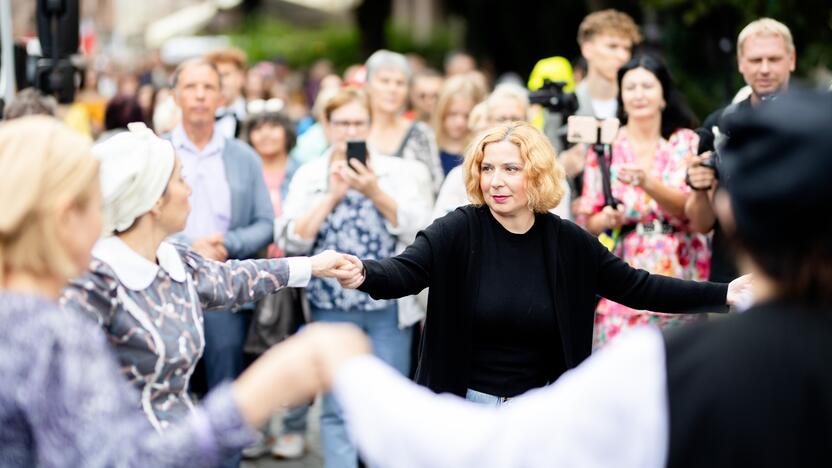 Teatrališka romų eisena su žirgais