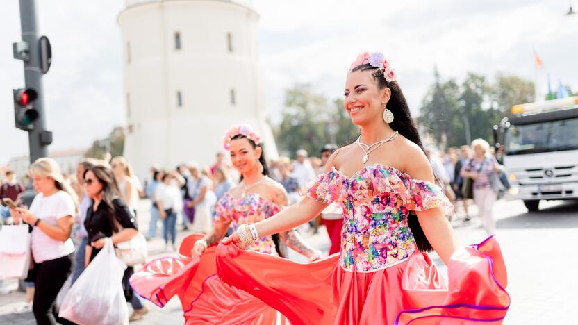 Teatrališka romų eisena su žirgais