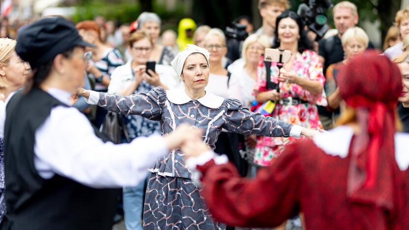 Teatrališka romų eisena su žirgais