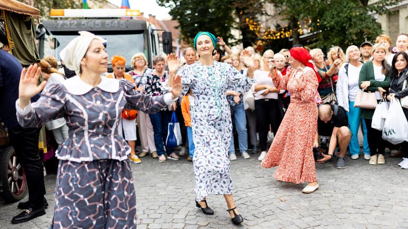 Teatrališka romų eisena su žirgais