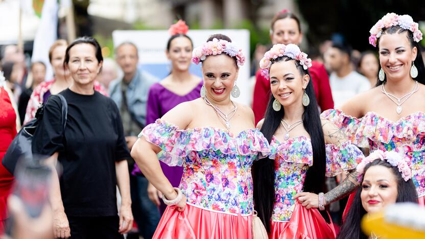 Teatrališka romų eisena su žirgais