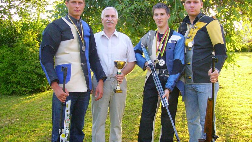 Pasiekimai: 2006 m. Lietuvos kulkinio šaudymo čempionato čempionai: (iš dešinės) Gytis Gutauskas, Mantas Stankevičius ir Danas Rakauskas bei jų treneris R.Stankevičius (antras dešinėje).