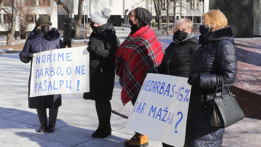 Dėmesys: neapsikentę situacijos, paukštynų darbuotojai surengė protesto akciją prie Vyriausybės.