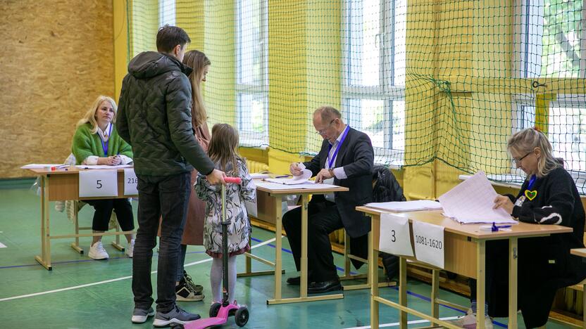 Lietuva renka prezidentą ir sprendžia dėl dvigubos pilietybės