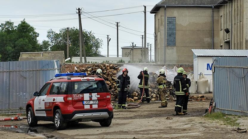 Domeikavoje degė kuro briketų sandėlis