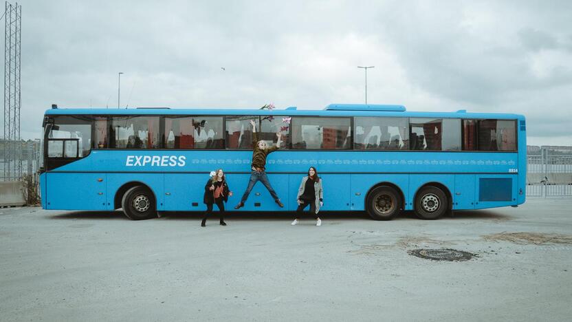 Spalvos: kultūros klubas ant ratų tik iš išorės panašus į nuobodų autobusą, jame verda neįprastas gyvenimas. "Užsiimti menu autobuse savaime yra aktyvizmo forma", – sako P.Oijensenas (centre).