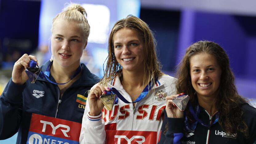 R. Meilutytė (iš dešinės), J. Jefimova, A. Castiglioni 