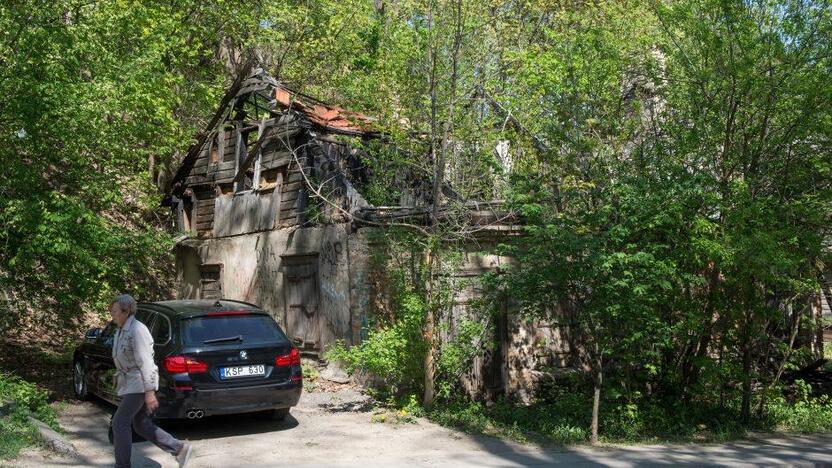 Polocko gatvėje, šalia medinuko, kuriam remontuoti planuojama gauti ES lėšų, – apdegęs, apleistas, medžiais apaugęs medinukas, kuris, deja, nėra toks gražus, kad jį kas remontuotų.