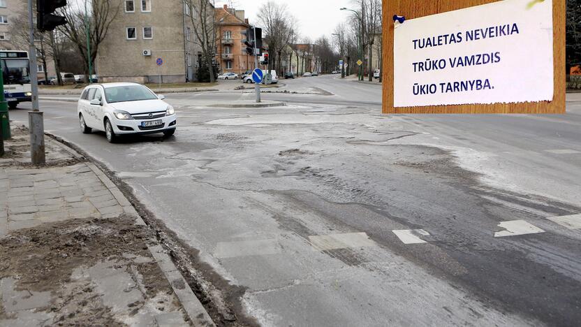 Tilžės g. esančiame 1-ajame policijos komisariate dėl trūkusio vandentiekio pareigūnai kelias dienas negali naudotis tualetais.