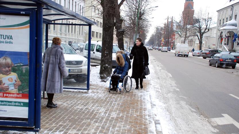 Ateityje visi miesto autobusai turėtų būti pritaikyti įvažiuoti žmonėms su neįgaliųjų vežimėliais.