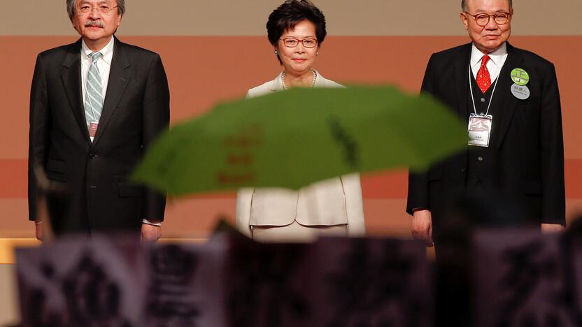 Carrie Lam (viduryje).