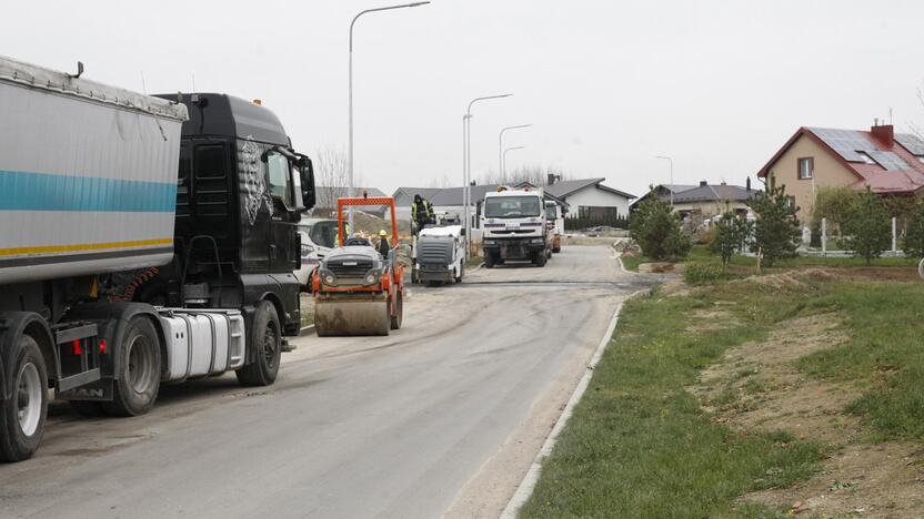 Pavojus: kol nėra pėsčiųjų tako, gyventojams tenka vaikščioti važiuojamąja Vėjo gatvės dalimi.