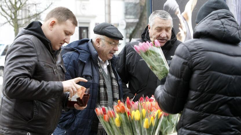 Dovana: kaip įprasta, Kovo 8-ąją uostamiesčio vyrai pirko glėbius tulpių – sveikino koleges bei artimiausias dailiosios lyties atstoves.