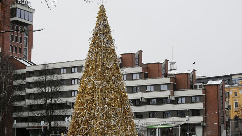 Neįtiko: šiemet kalėdinės eglutės, panašios kaip pernai, Atgimimo aikštėje nebus, nes konkurse dalyvavusių įmonių pasiūlymai miestui neįtiko.