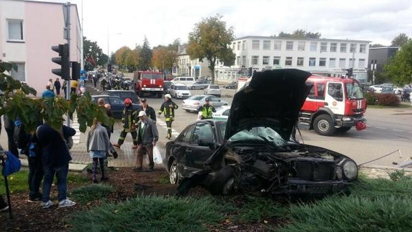 Pasekmės: mersedesas per avariją buvo sumaitotas nepataisomai.