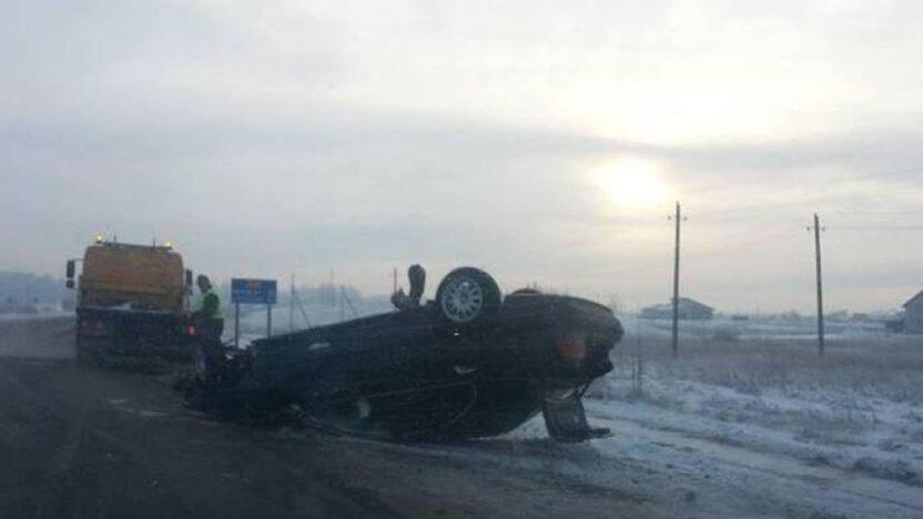 Aplinkkelis: T formos sankryžoje kretingiškių BMW nulėkė tiesiai ir apsivertė.