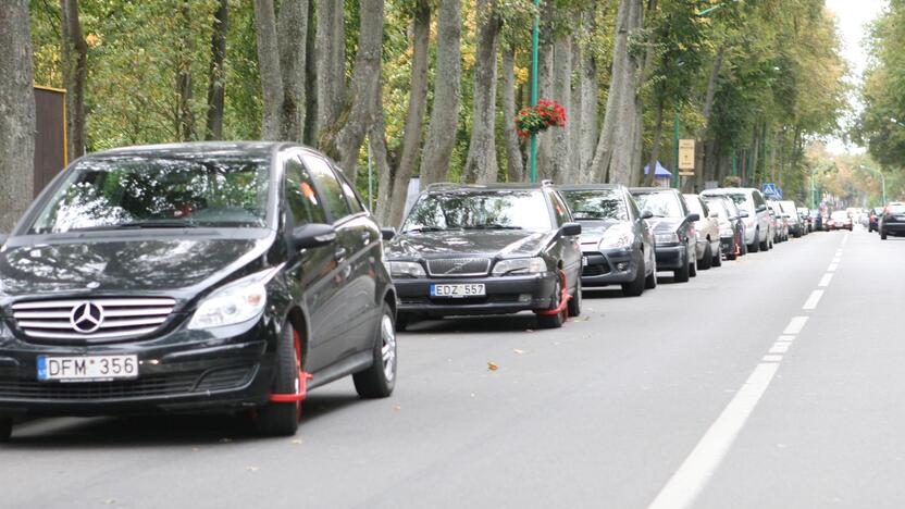 Pasirinkimas: Palangoje vasarą gatvėse pilna įvairiausių automobilių.