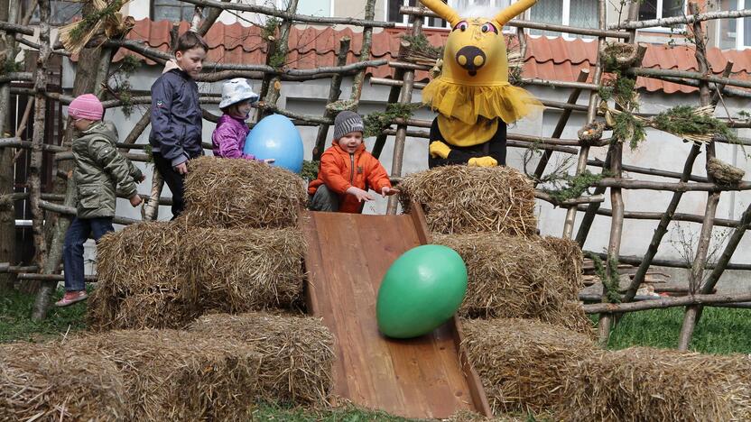 Tradicija: per Atvelykį vėl dažomi kiaušiniai, ridenami margučiai, supamasi sūpynėse.