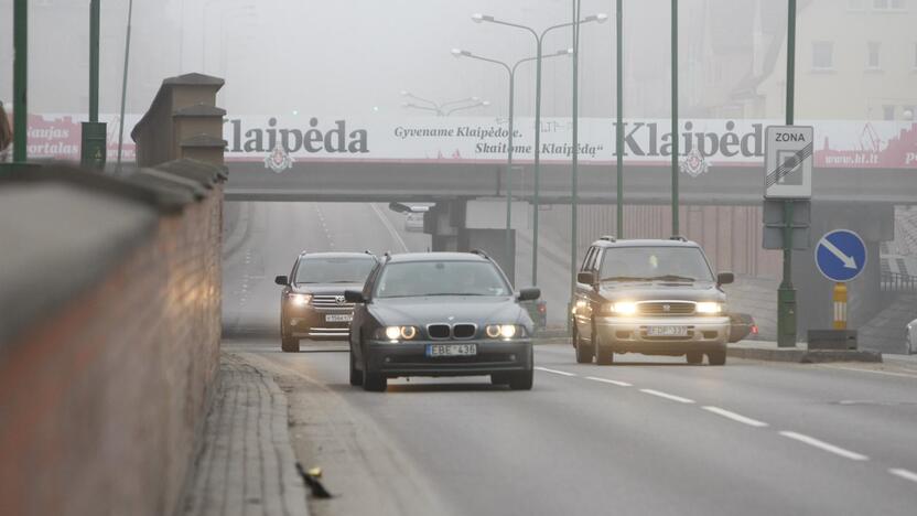 Po viaduku Herkaus Manto gatve važiuojantys vairuotojai turi būti atsargūs, nes mašinų langus daužantys chuliganai jau vėl ėmėsi akmenų.