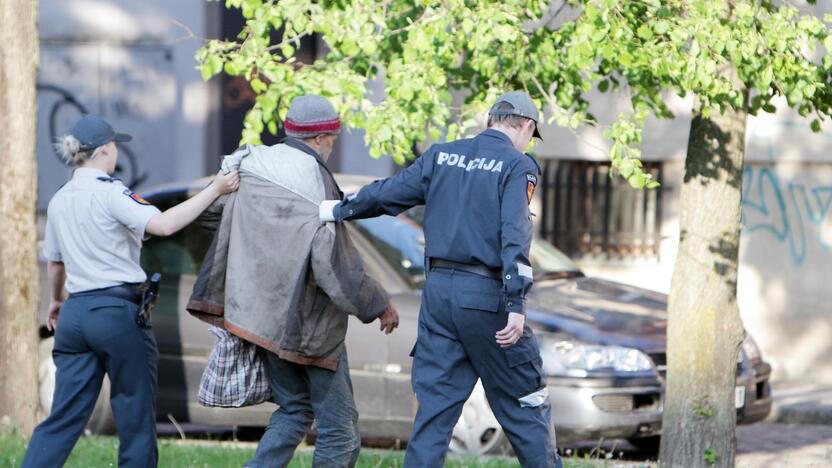 Purvinus, dvokiančius benamius pareigūnams dažnai bjauru net paliesti.