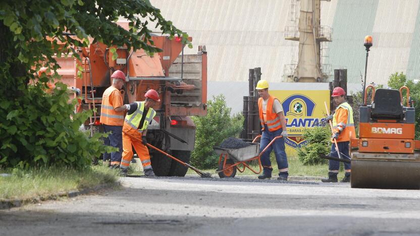 Nepatogumai: duobes lopantiems darbininkams pastarosiomis dienomis tenka kęsti svilinantį karštį.