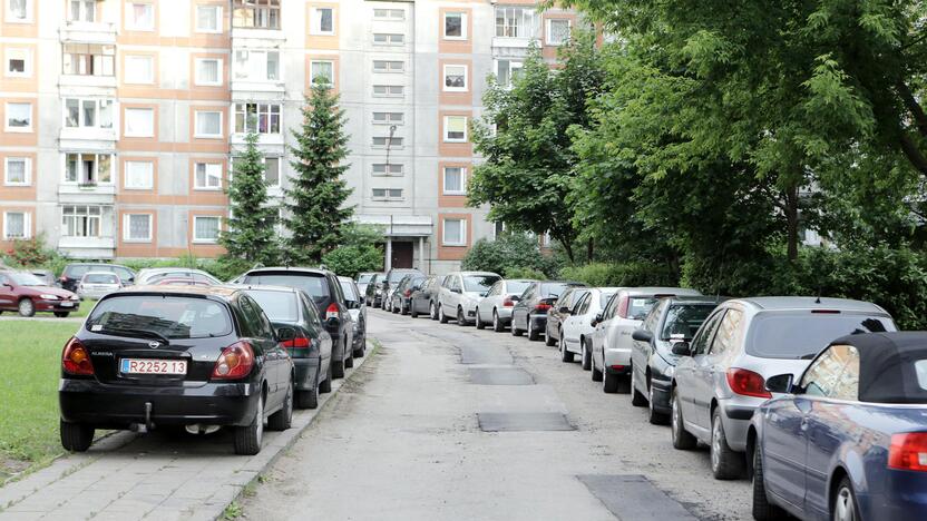 Palikimas: sovietmečiu projektuodami daugiabučius namus architektai nesitikėjo, kad kiekvienas gyventojas turės mašiną, todėl kiemus nubraižė itin mažus.