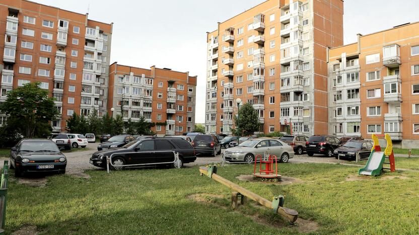 Pasikeitus tvarkai, švara daugiabučių namų kiemuose turės rūpintis daugiau kiemsargių.