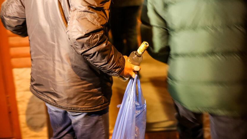 Akiratis: tarp didžiausią galvos skausmą keliančių naktinių įstaigų uostamiestyje yra ir vadinamieji pseudobarai, kur žmonės ateina ne pasėdėti, o tik nusipirkti alkoholio.