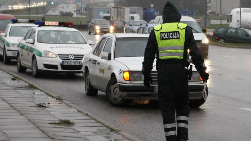 Tris dienas vykę policijos reidai neatvedė į protą taksi vairuotojo, šis prie vairo sėdo girtas.