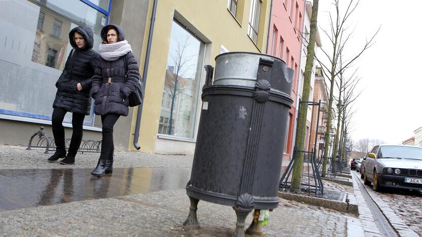 Realybė: pradėjus veikti taros supirkimo sistemai, prie miesto šiukšliadėžių rikiuojasi ne tik benamiai.