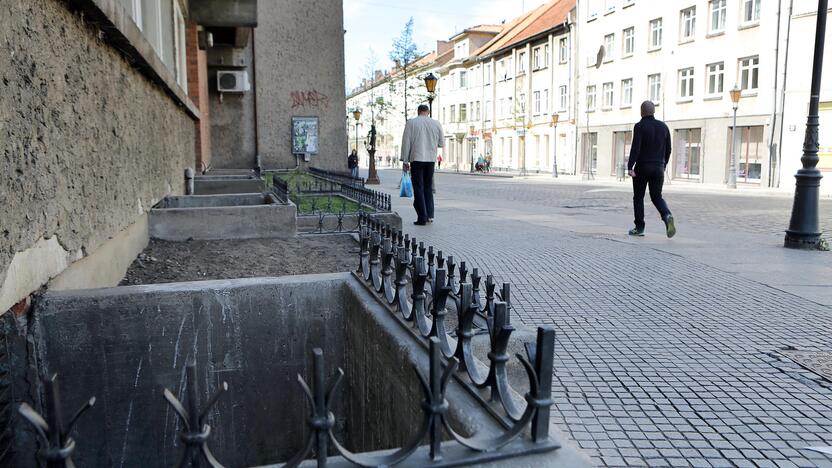 Užkardai: anksčiau senamiesčio prieigose dienas leidusiems benamiams patogiai įsikurti turėtų trukdyti tvorelė.