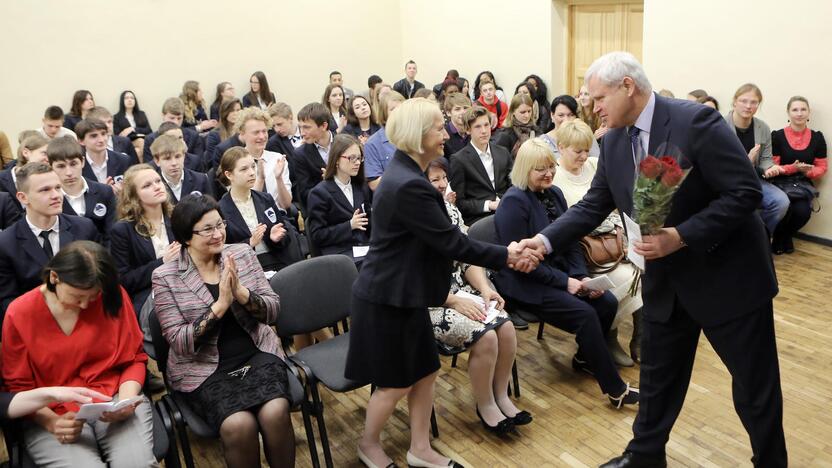 Konferencija: moksleiviai, pasirinkę juos dominančią mokslo sritį, vadovaujami mokytojų, per mokslo metus parengia mokslinius darbus, kuriuos pristato visai licėjaus bendruomenei.