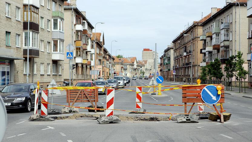 Trukdis: beveik per visą sankryžą išsiplėtusi duobė gyventojus į darbus išveja anksčiau.