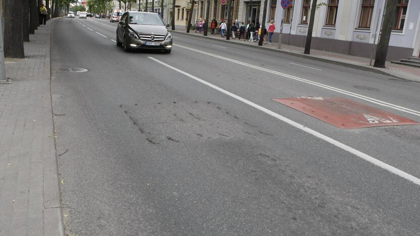 Pakeis: vietoje susidėvėjusių plastikinių greičio slopinimo kalnelių Manto gatvėje ties M.Mažvydo alėja bus įrengti nauji.