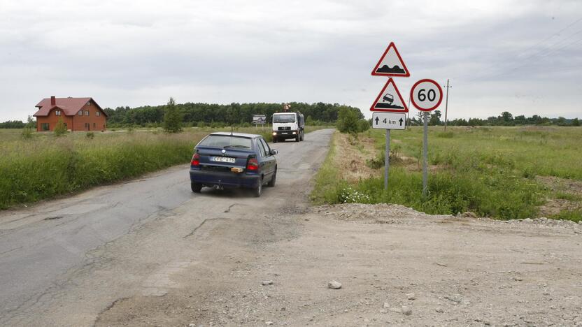 Duobės: šis beveik 15 km ilgio kelio Klaipėda–Triušiai–Kretinga ruožas yra prasčiausios būklės iš visų regiono kelių.