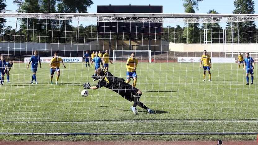 Vieni futbolininkai kovoja sąžiningai, kiti bando uždirbti iš lažybų