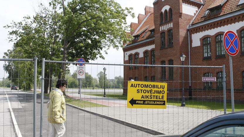 Sprendimas: nors Klaipėdos universiteto aikštės rekonstrukcija baigta, jos dar neketinama atidaryti.