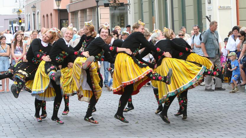 Reginys: festivalio "Europiada" dalyviai klaipėdiečius žavėjo spalvingais pasirodymais.