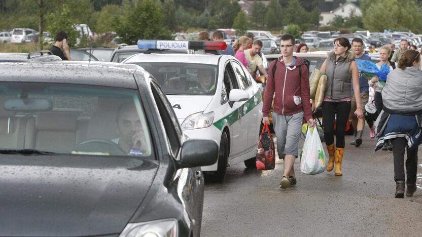 Eilės: organizatoriai žada, jog bus dedamos visos pastangos, siekiant sumažinti Karklės festivalio link riedančių automobilių spūstis.