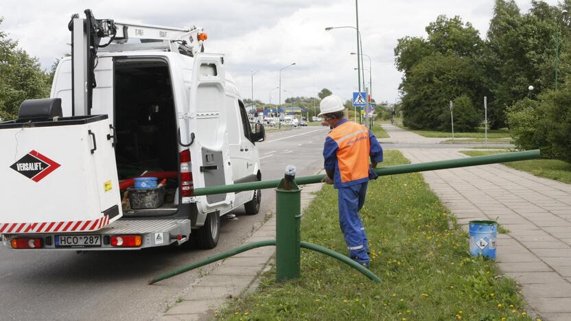  Pasviro: visą ilgąjį savaitgalį Smiltelės gatvės gyventojai su siaubu stebėjo grėsmingai pakrypusį stulpą.