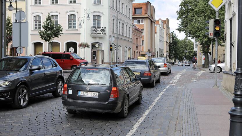 Dvejonės: uostamiesčio valdžia dar nėra apsisprendusi, ar užverti Tiltų gatvę automobiliams nuo rugsėjo 1 dienos, kaip buvo žadėta.