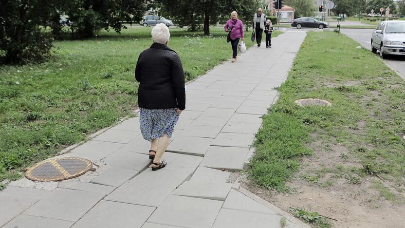 Problema: šaligatvio plytelės prie Šiaulių gatvės 2 namo susmego ne pirmą kartą.