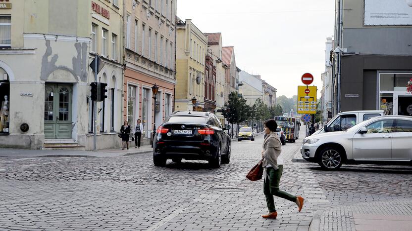 Pažeidimai: vakar ryte vos per pusę valandos Tiltų gatve pravažiavo apie 130 privačių automobilių, nors tai daryti yra draudžiama nuo rugsėjo 1 dienos.