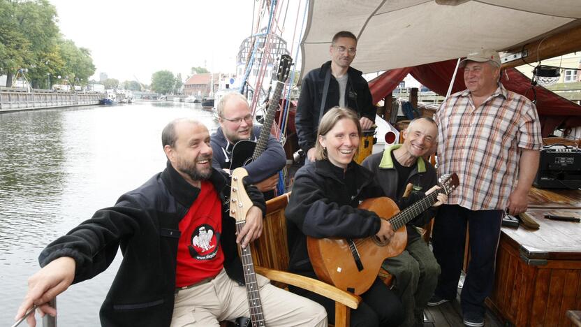 Veikla: aklųjų muzikos grupė jau aplankė Švediją, Latviją, o dabar – uostamiestį, kur visus norinčiuosius džiugino išskirtiniais muzikos garsais.