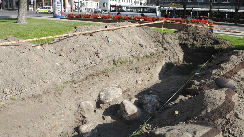 Darbai: šiomis dienomis Atgimimo aikštėje prasidėjo archeologiniai kasinėjimai, kurie gali tapti aikštės atnaujinimo pagrindu.