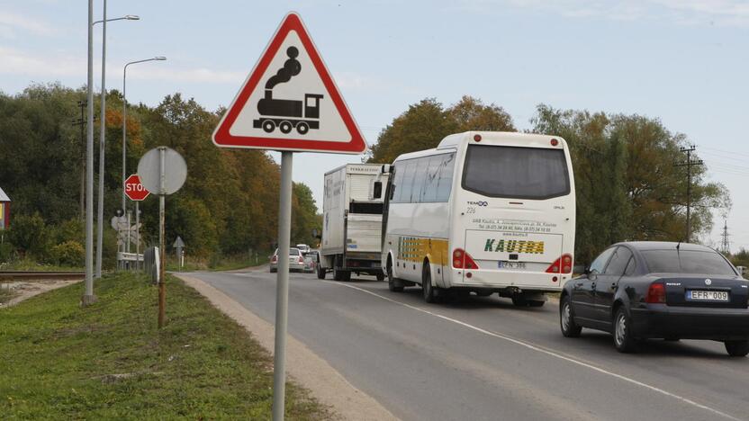 Reakcija: vairuotojai piktinasi, kad Tilžės gatvėje esanti pervaža uždaroma rytinio piko metu.