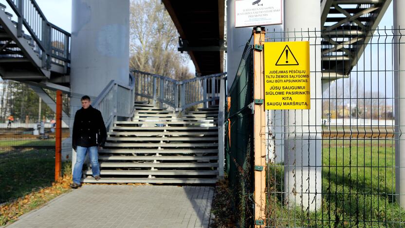 Veiksmai: geležinkelininkai neketina nukabinti įspėjamųjų plakatų.