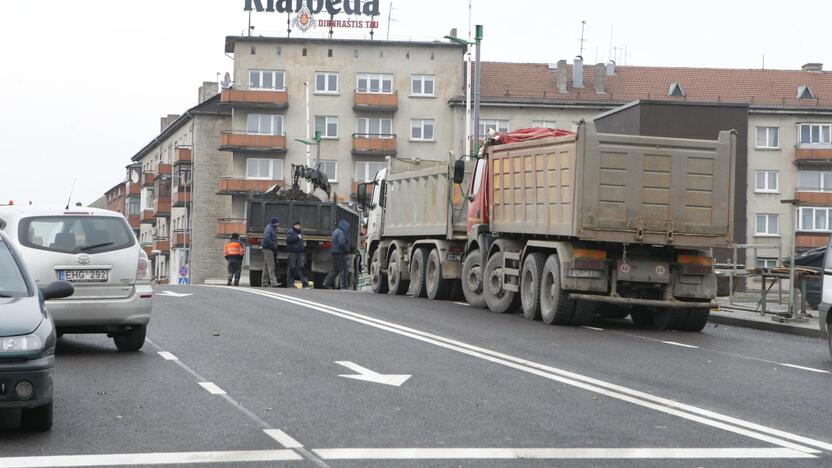 Nesugriuvo: tiltas atlaikė keturių pakrautų sunkvežimių svorį.