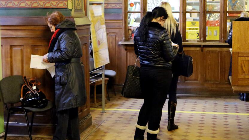 Kasdienybė: prie langelio, kur išduodamos siuntos, nuolat būna žmonių.