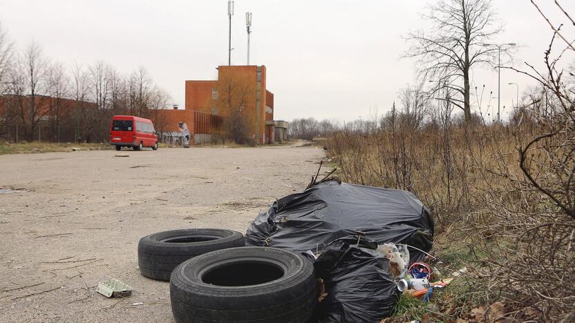 Netvarka: prie buvusių Lietuvos kino studijos patalpų tvoros kaupiasi krūvos šiukšlių.